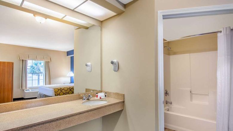 <b>Baymont Inn & Suites Jacksonville Room</b>. Images powered by <a href="https://iceportal.shijigroup.com/" title="IcePortal" target="_blank">IcePortal</a>.