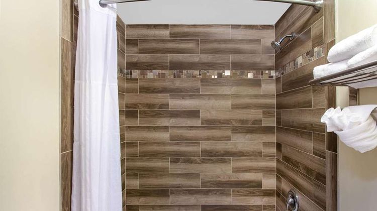 Baymont Inn & Suites Jacksonville Room