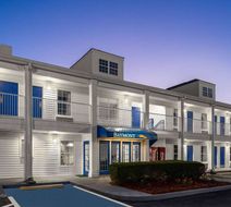 Baymont Inn & Suites Brunswick Exterior