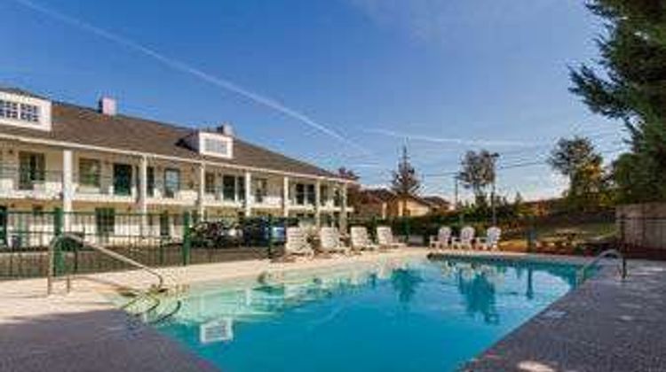 Baymont Inn & Suites Dublin Pool