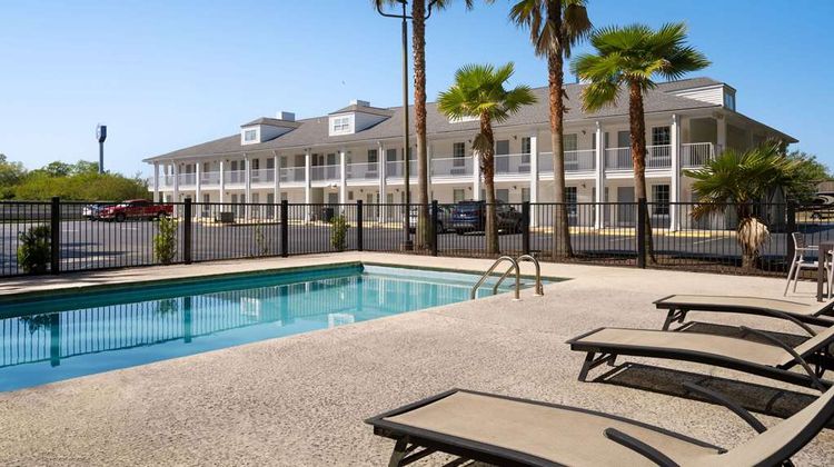 Baymont Inn & Suites Kingsland Pool