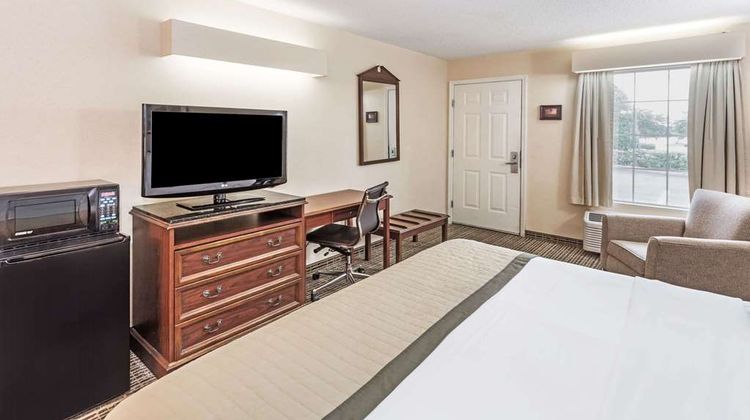 Baymont Inn & Suites Valdosta Room