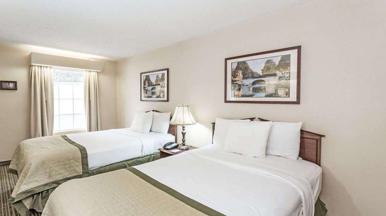 Baymont Inn & Suites Valdosta Room