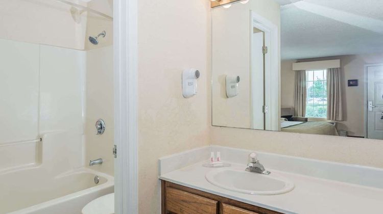 Baymont Inn & Suites Valdosta Room