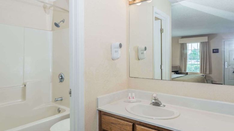 <b>Baymont Inn & Suites Valdosta Room</b>. Images powered by <a href="https://iceportal.shijigroup.com/" title="IcePortal" target="_blank">IcePortal</a>.