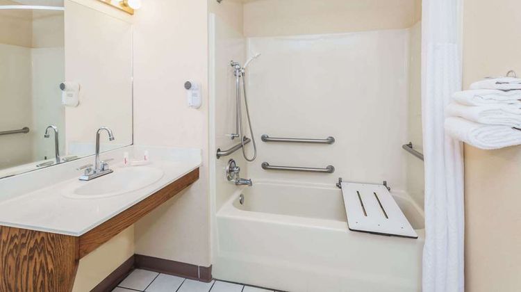 Baymont Inn & Suites Valdosta Room
