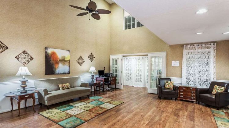 Baymont Inn & Suites Valdosta Lobby