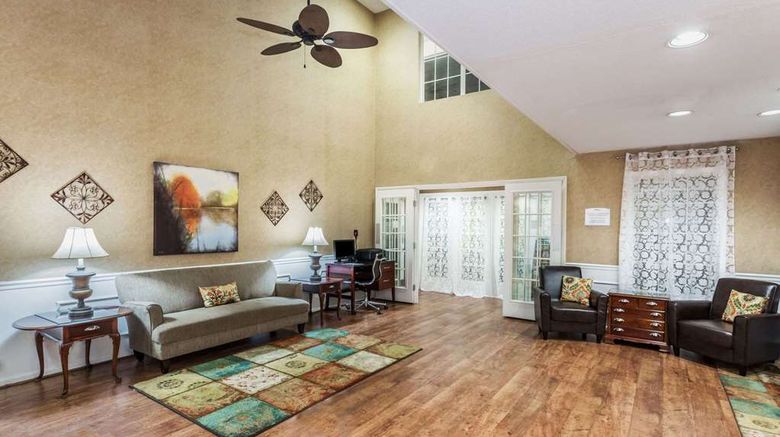 <b>Baymont Inn & Suites Valdosta Lobby</b>. Images powered by <a href="https://iceportal.shijigroup.com/" title="IcePortal" target="_blank">IcePortal</a>.