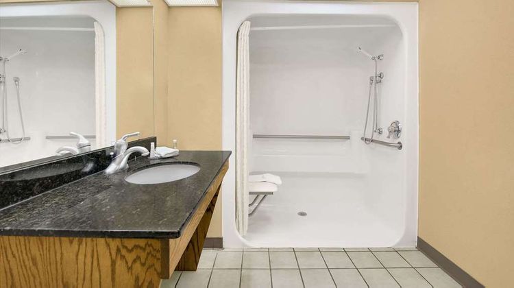 Baymont Inn & Suites Warner Robins Room