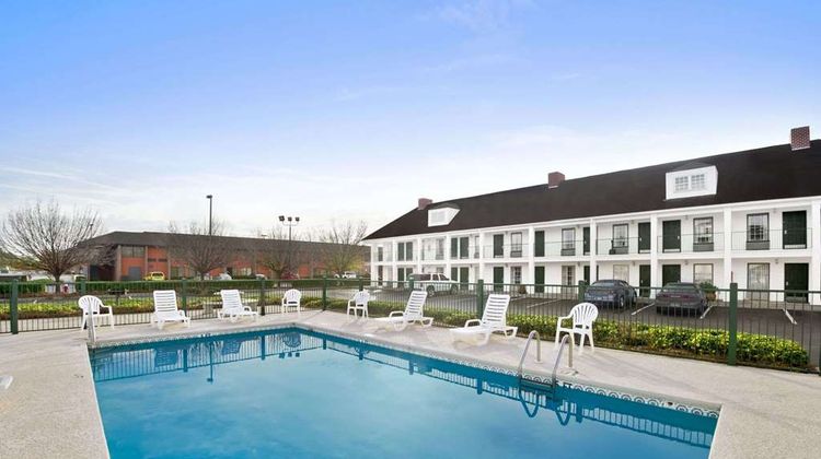 Baymont Inn & Suites Warner Robins Pool