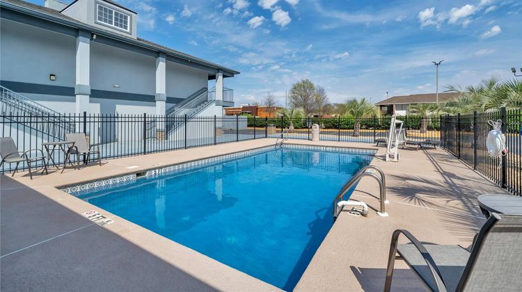 Baymont Inn & Suites Warner Robins Pool