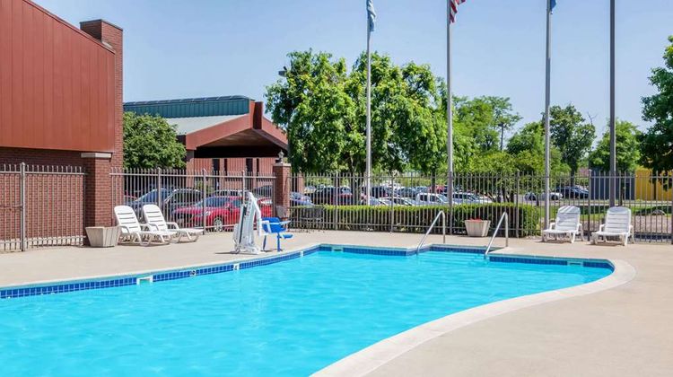Baymont Inn & Suites Elkhart Pool