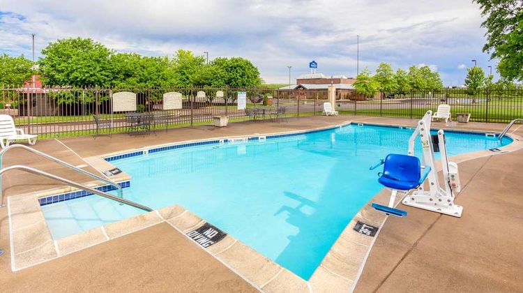 Baymont Inn & Suites Elkhart Pool
