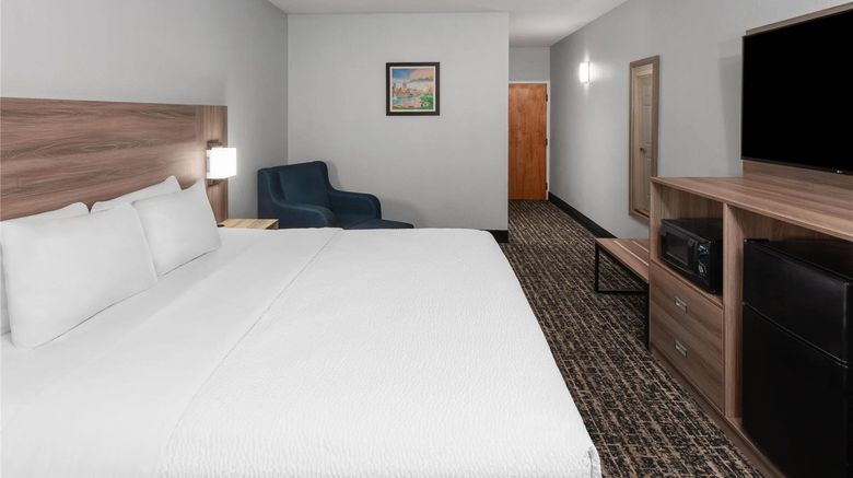 <b>Baymont Inn & Suites Indianapolis South Room</b>. Images powered by <a href="https://iceportal.shijigroup.com/" title="IcePortal" target="_blank">IcePortal</a>.