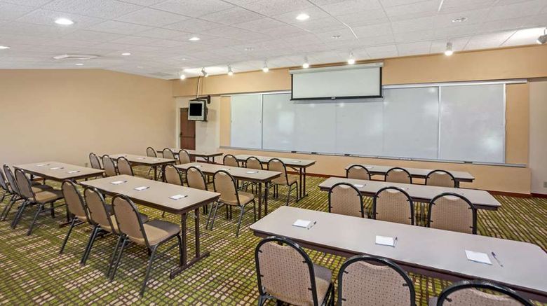 <b>Baymont Inn/Suites Louisville Arpt South Meeting</b>. Images powered by <a href="https://iceportal.shijigroup.com/" title="IcePortal" target="_blank">IcePortal</a>.