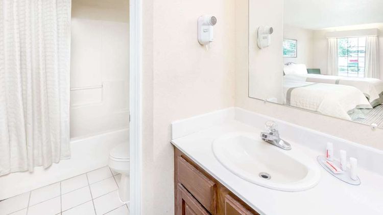 Baymont Inn & Suites Grenada Room