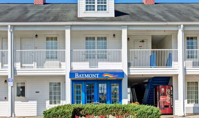 Baymont Inn & Suites Sanford Exterior