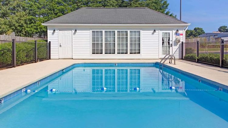 Baymont Inn & Suites Sanford Pool