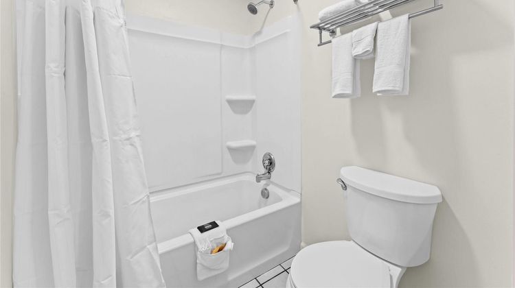 Baymont Inn & Suites Sanford Room