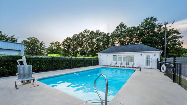 Baymont Inn & Suites Sanford Pool