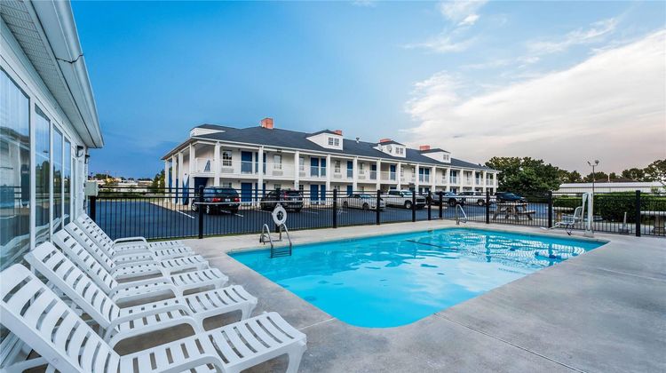 Baymont Inn & Suites Sanford Pool