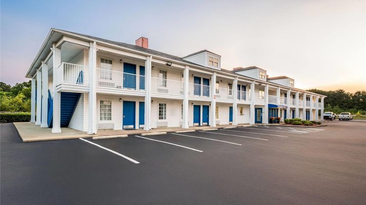 Baymont Inn & Suites Sanford Exterior