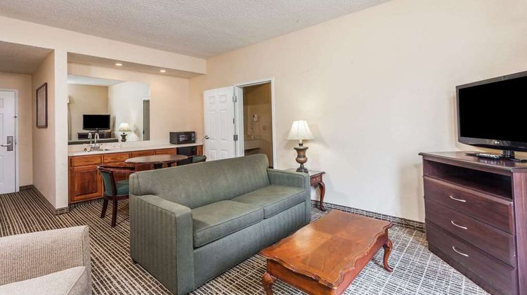 Baymont Inn & Suites Columbia/Maury Suite
