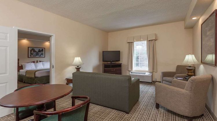 Baymont Inn & Suites Columbia/Maury Suite