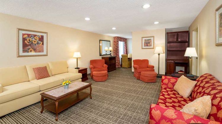 Baymont Inn & Suites Cedar Bluff Suite