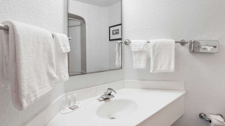 <b>Super 8 Sault Ste. Marie Room</b>. Images powered by <a href="https://iceportal.shijigroup.com/" title="IcePortal" target="_blank">IcePortal</a>.