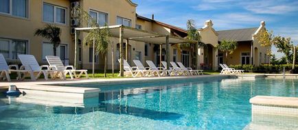 Howard Johnson Trenque Lauquen Pool