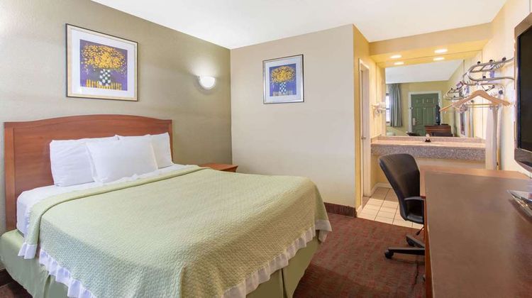 Days Inn Elmsford Room