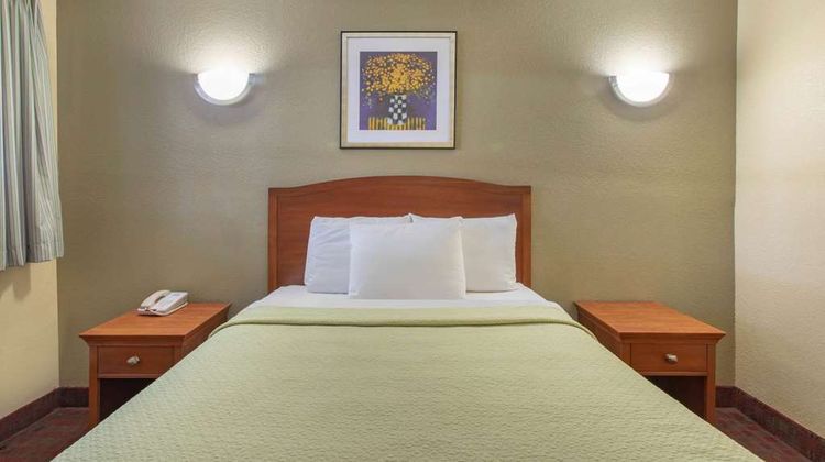 Days Inn Elmsford Room