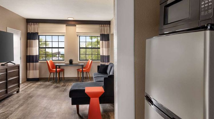 Ramada Albuquerque Airport Suite