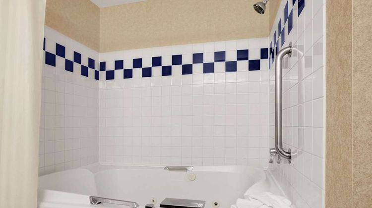 Baymont Inn & Suites Denver West/Fed Ctr Suite