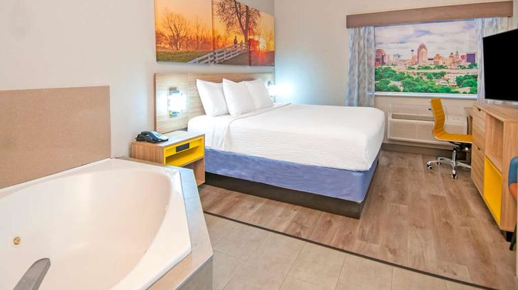 Days Inn & Suites San Antonio North Room