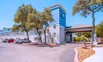 Days Inn & Suites San Antonio North