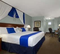 Knights Inn Lindsay Room