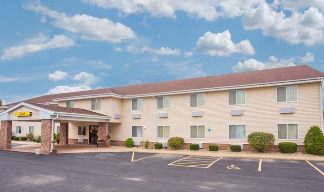 Super 8 Galva Exterior