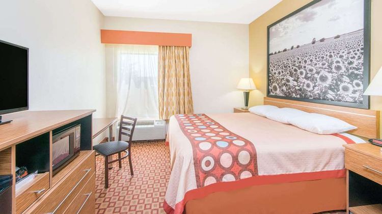 Super 8 Wichita South Room