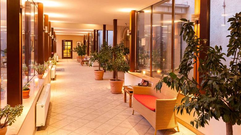 <b>Wyndham Garden Quedlinburg Stadtschloss Lobby</b>. Images powered by <a href="https://iceportal.shijigroup.com/" title="IcePortal" target="_blank">IcePortal</a>.