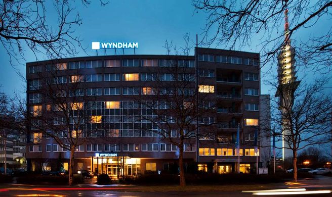 Wyndham Hannover Atrium Exterior