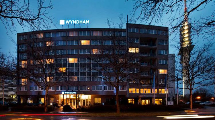 Wyndham Hannover Atrium Exterior
