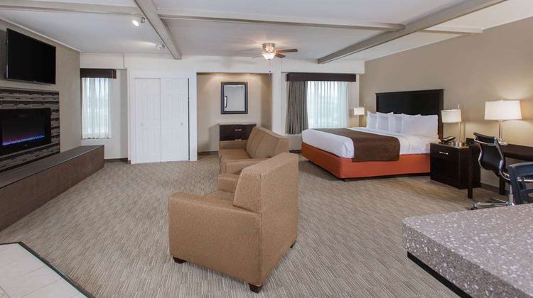 AmericInn by Wyndham Janesville Suite