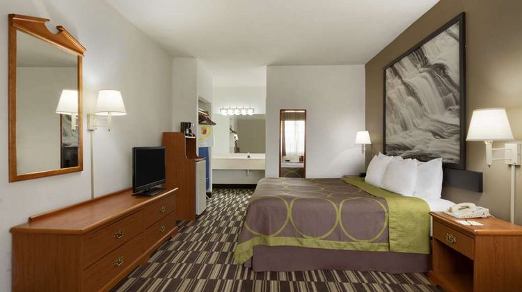 Super 8 Chatsworth/Dalton Room