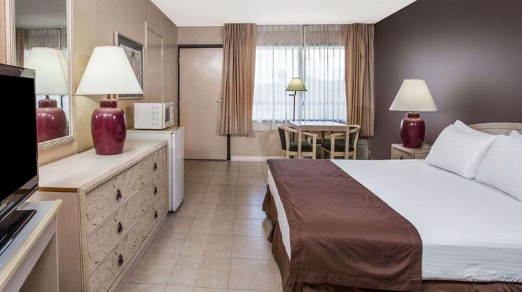 Travelodge Deltona Suite