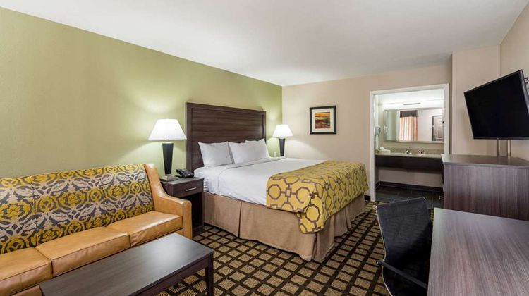 Baymont Inn & Suites Clarksville Room