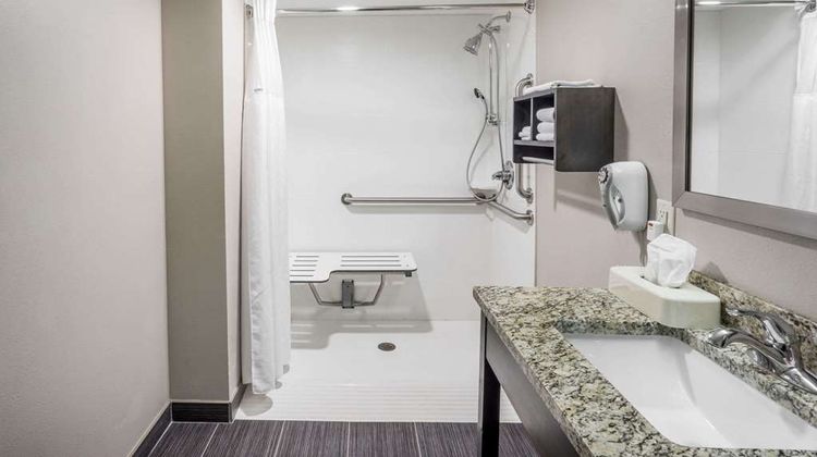 Baymont Inn & Suites Clarksville Room