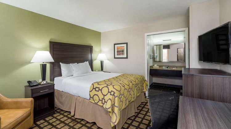 Baymont Inn & Suites Clarksville Room