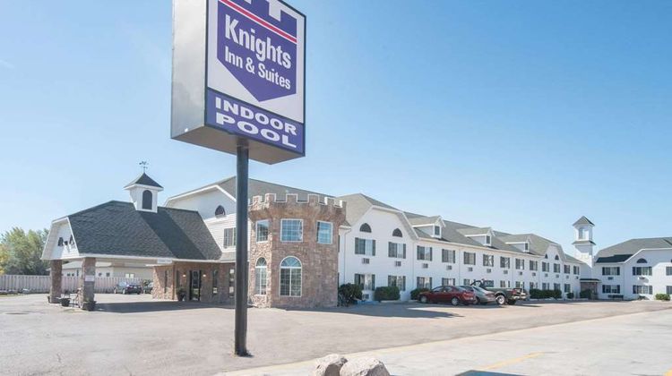 Knights Inn and Suites Grand Forks Exterior